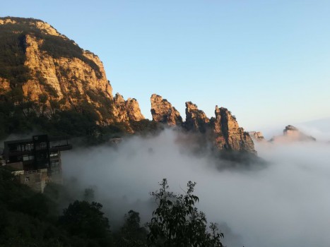 河北白石山景区连续出现云海奇观吸引众多游人!